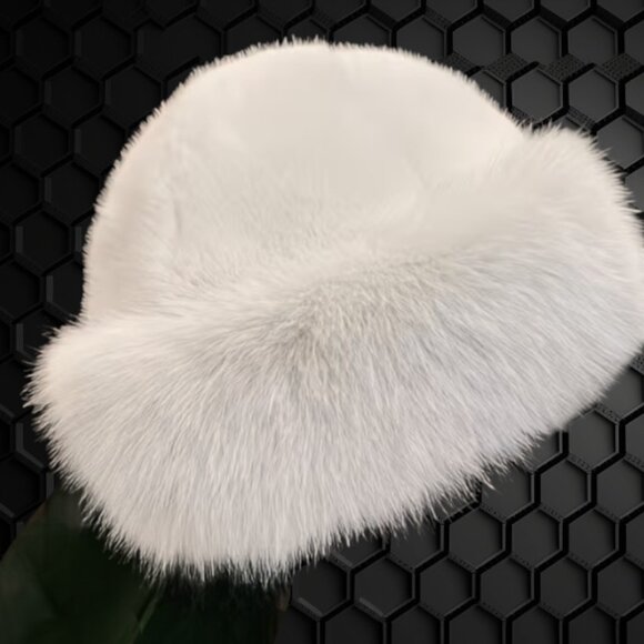 Women’s Elegant Ivory Faux Fur Winter Hat - Picture 2 of 6